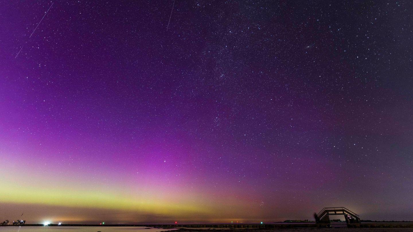 Etwa an der Küste kann man die Polarlichter gut beobachten. (Archivbild) Foto: Frank Molter/dpa