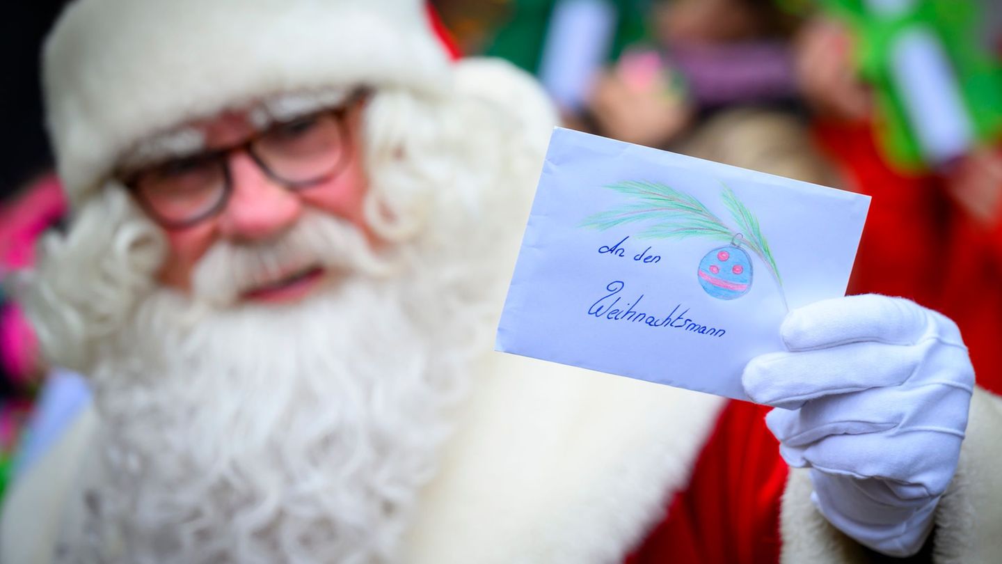 Der Weihnachtsmann kümmert sich in Himmelpfort um die Briefe von Kindern. (Archivbild) Foto: Patrick Pleul/dpa