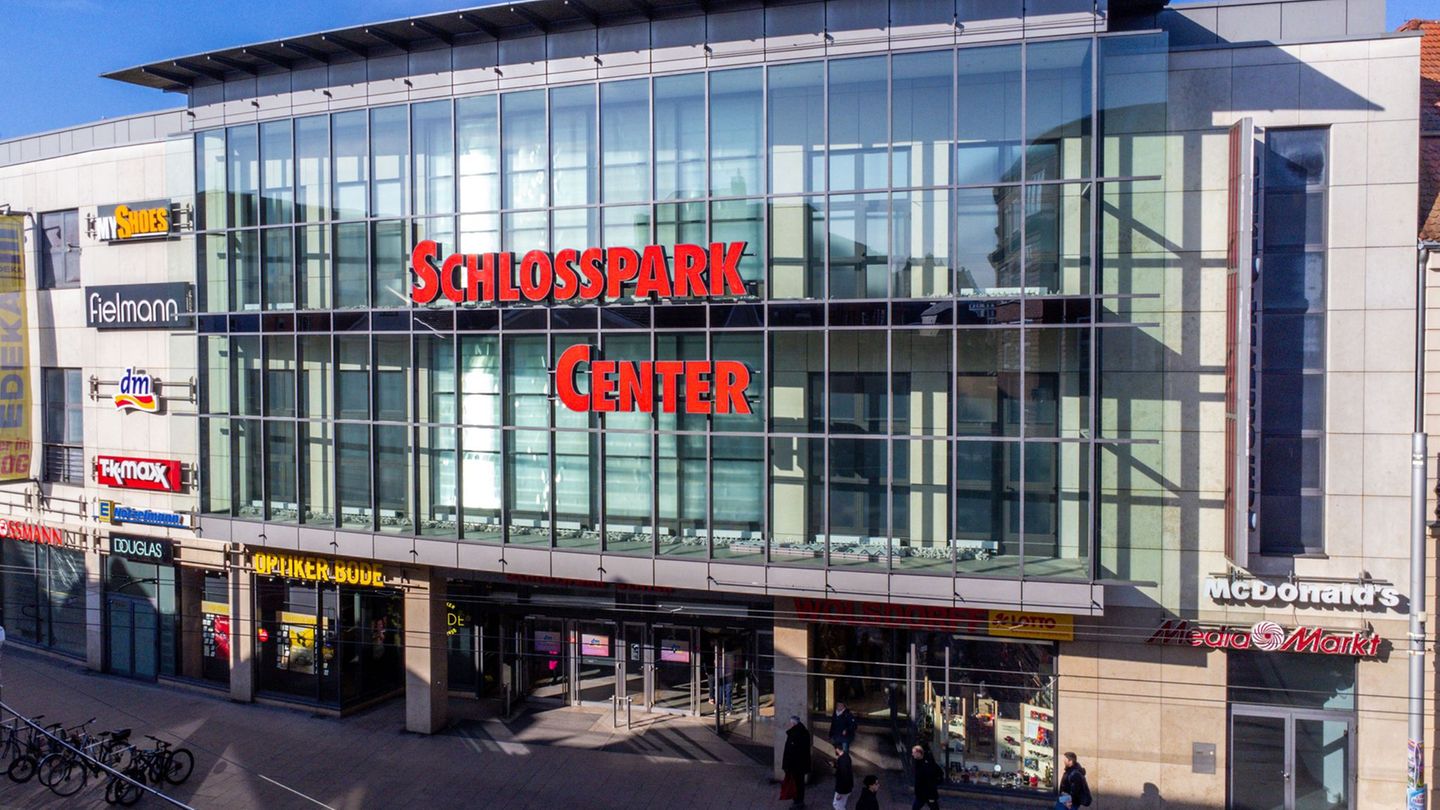 An einem Seiteneingang des Schlosspark-Centers in Schwerin ist im Februar ein junger Afghane erstochen worden. (Archivbild) Foto