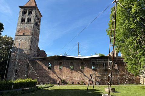 Als Aufführungsort der Bad Hersfelder Festspiele trägt die Ruine zur einzigartigen Atmosphäre der Festspiele in der osthessische