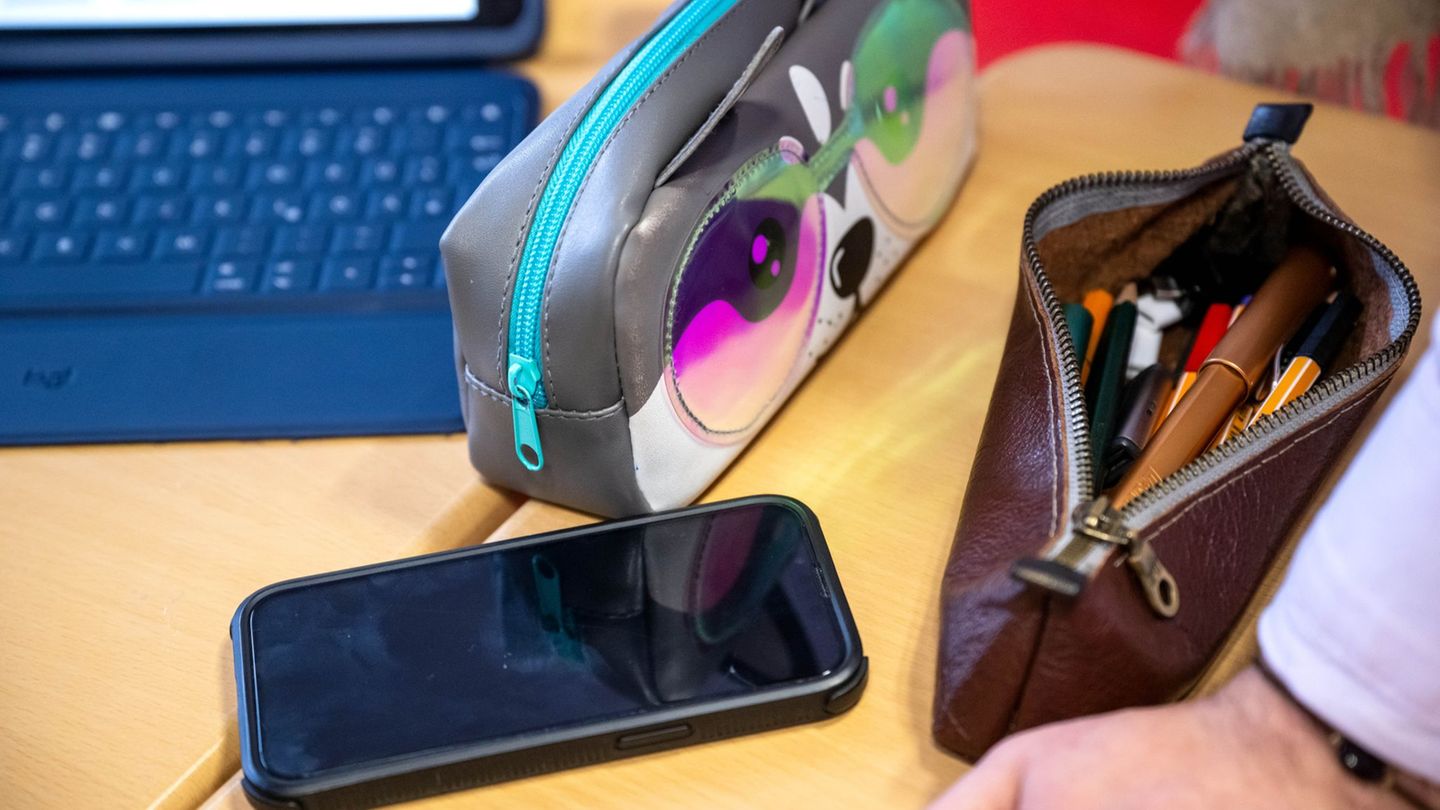 Vom Pausenhof bis ins Klassenzimmer: Das Smartphone ist an Schulen allgegenwärtig. (Symbolbild) Foto: Sina Schuldt/dpa