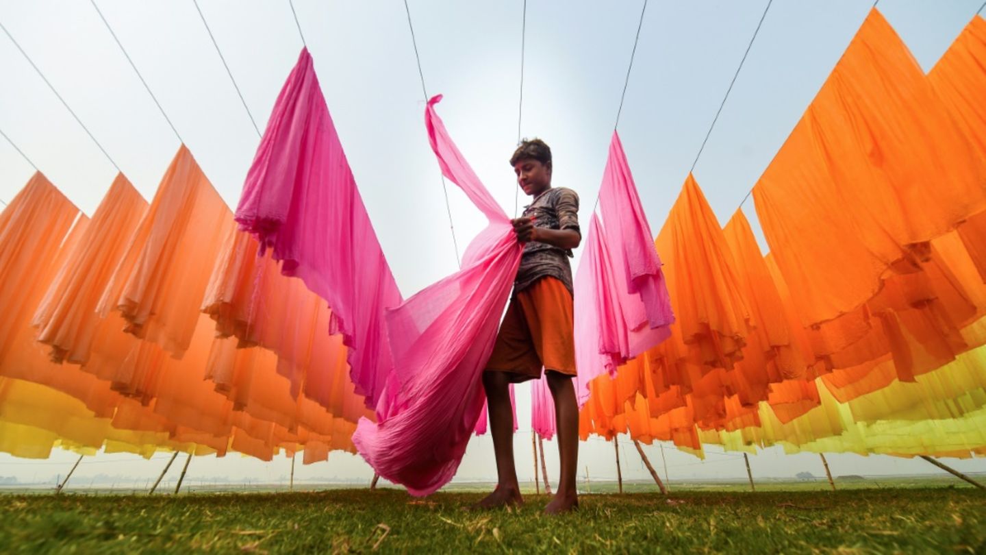 Gefärbte Textilien trocknen in Bangladesch