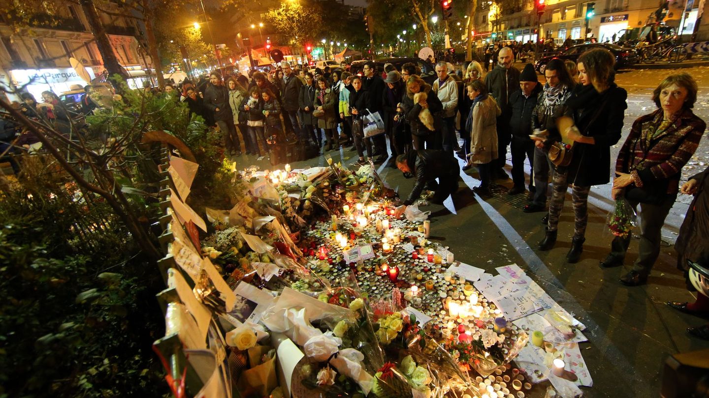 Auch zehn Jahre später sind die Spuren der Anschläge vom November 2015 in Frankreich noch deutlich sichtbar. (Archivbild) Foto: