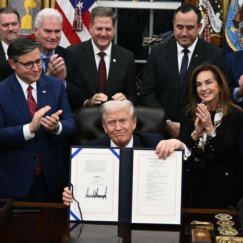 So sehen Sieger aus: Donald Trump und die Republikaner feiern das Shutdownende im Oval Office