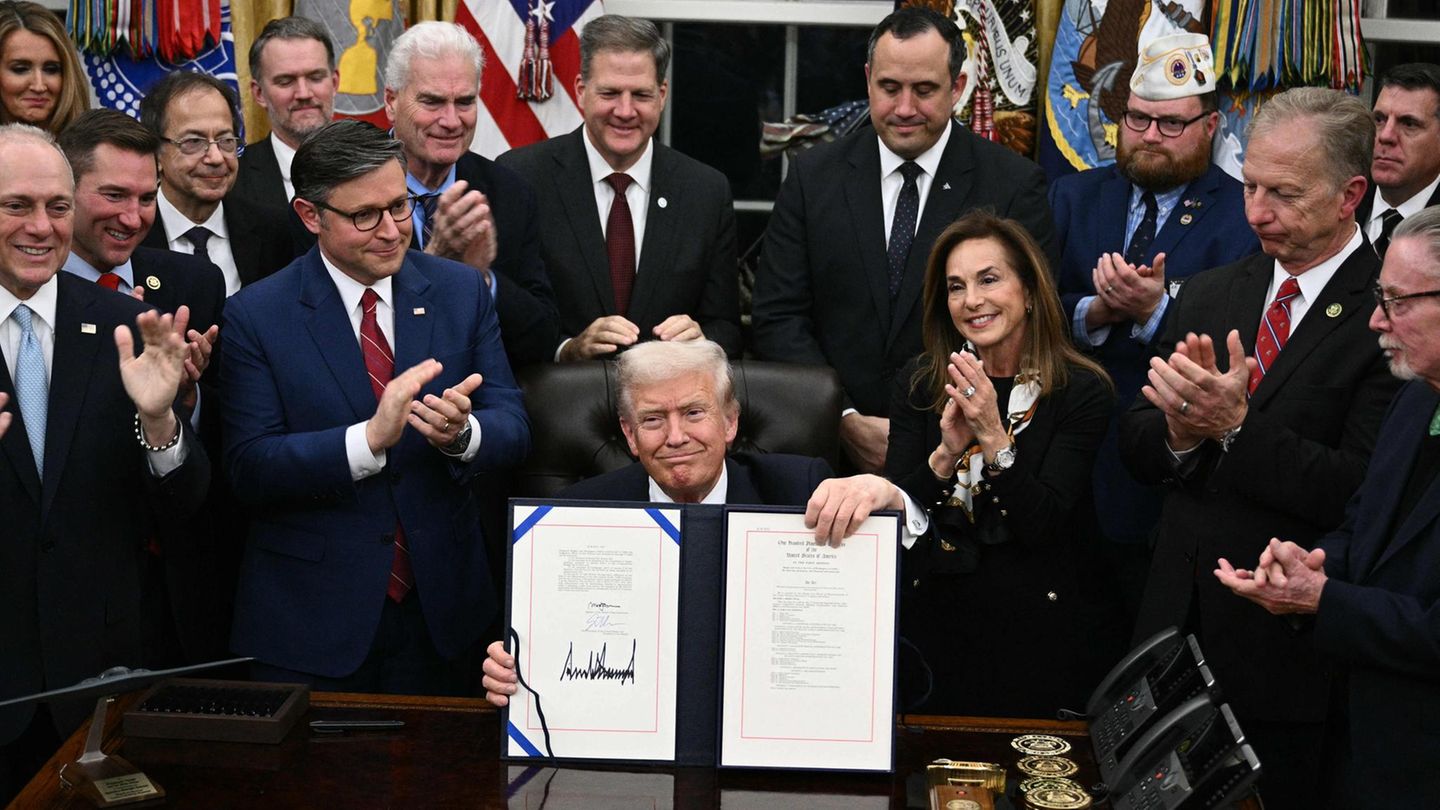 So sehen Sieger aus: Donald Trump und die Republikaner feiern das Shutdownende im Oval Office