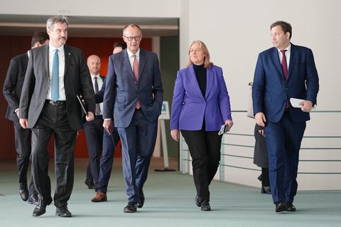 Da hatten sie schon Ergebnisse dabei: Die Parteichefs von CSU, CDU und zwei mal SPD (von links) auf dem Weg zur Pressekonferenz