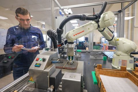 Produktionsleiter Ulrich Morawietz überwacht den Verzinn-Roboter bei Arnold Electronic in Lichtenau. Entwickelt hat das Familien