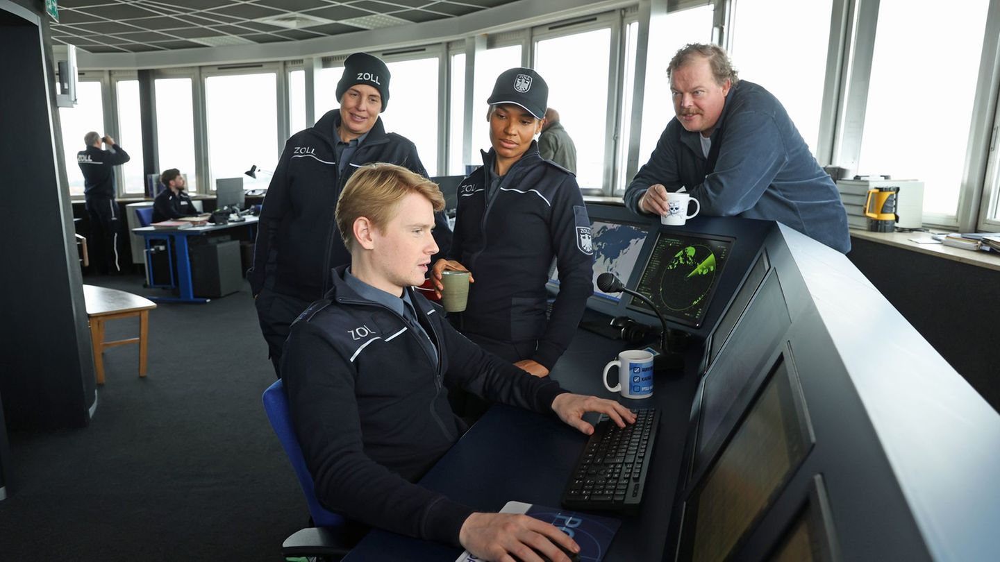 Zöllner Sven-Erik Dröse (Lukas Zumbrock, sitzend) kommt einer heißen Spur auf die Schliche in einer Szene aus der Folge "Geschäf