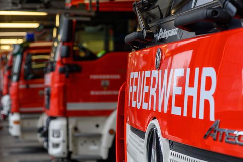 Feuerwehrleute löschen das brennende Haus. (Symbolbild) Foto: Klaus-Dietmar Gabbert/dpa