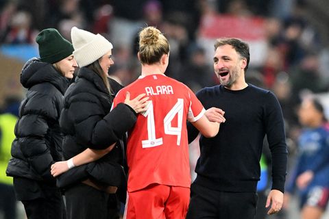 Bayern-Trainer José Barcala feiert mit Torschützin Alara den Sieg über Arsenal. Foto: Jens Niering/dpa