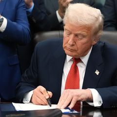 Donald Trump unterschreibt den Übergangshaushalt und beendet damit den Shutdown der USA