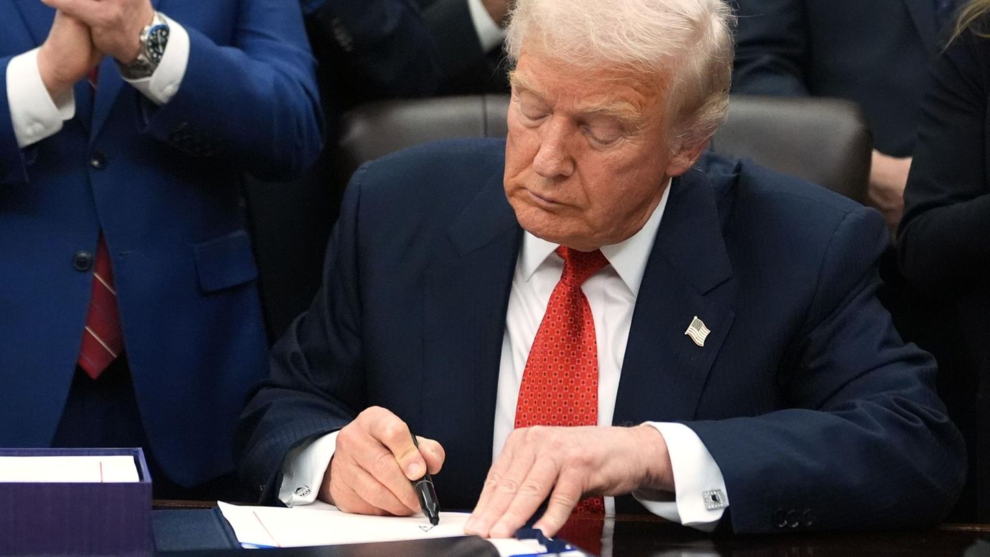 Donald Trump unterschreibt den Übergangshaushalt und beendet damit den Shutdown der USA