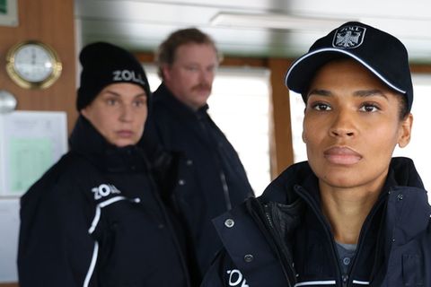 "Der Bremerhaven-Krimi: Geschäft mit dem Tod": Zöllnerin Lisa Cunningham (Cynthia Micas, v.) trifft eine folgenschwere Entsche