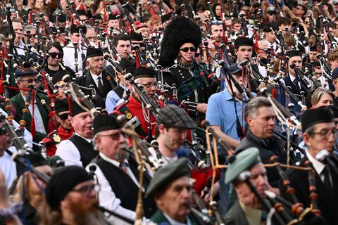Eine von AC/DC's berühmtesten Rockhymnen erfüllte die Innenstadt. Foto: Joel Carrett/AAP/dpa