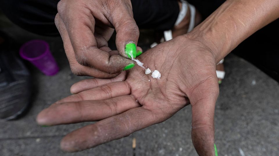 Crack wird in Form kleiner Steinchen konsumiert, die gerauchtw werden