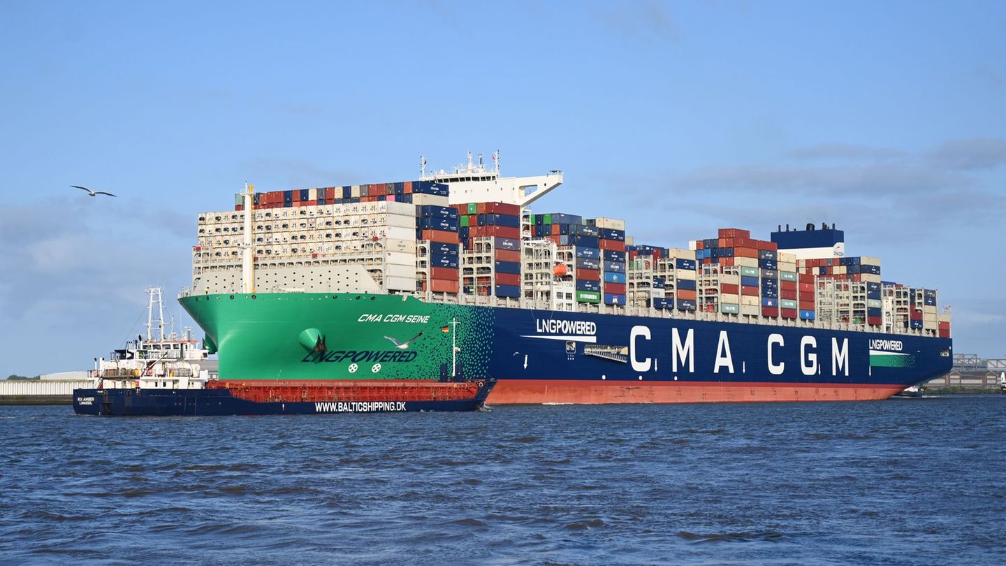 Die französische Reederei CMA CGM will künftig nicht nur mit ihren Schiffen in Hamburg präsent sein. Foto: David Hammersen/dpa