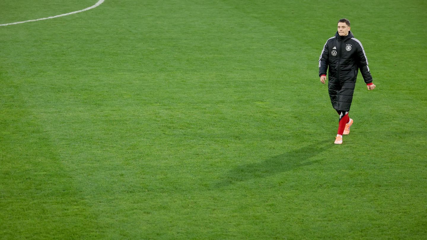 Florian Wirtz geht über den Trainigsplatz. Foto: Christian Charisius/dpa