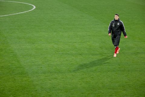 Florian Wirtz geht über den Trainigsplatz. Foto: Christian Charisius/dpa