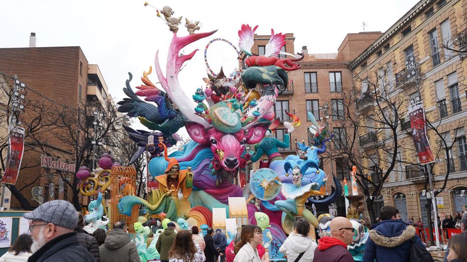 Jeder Stadtteil stellt seine spektakuläre Fallas-Figur aus