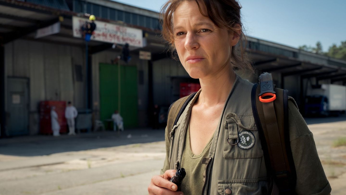 Spröde Brandenburgerin: Wildhüterin Sara Jahnke (Maria Simon) ist wegen eines Trauerfalls aus Kanada in die alte Heimat zurückgekehrt und wird dort mit einem Mordfall konfrontiert.