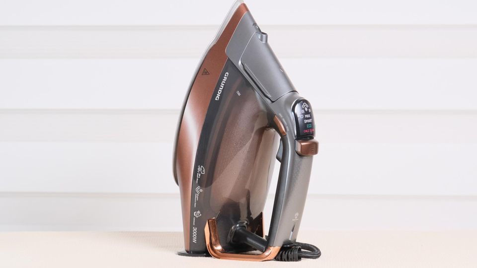 Dampfbügeleisen Test: Grundig SI 8050