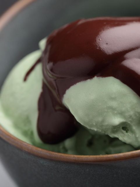 Ein Pistazieneis mit Schokosauce