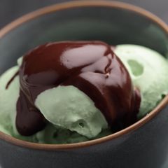 Ein Pistazieneis mit Schokosauce