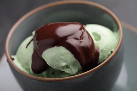 Ein Pistazieneis mit Schokosauce