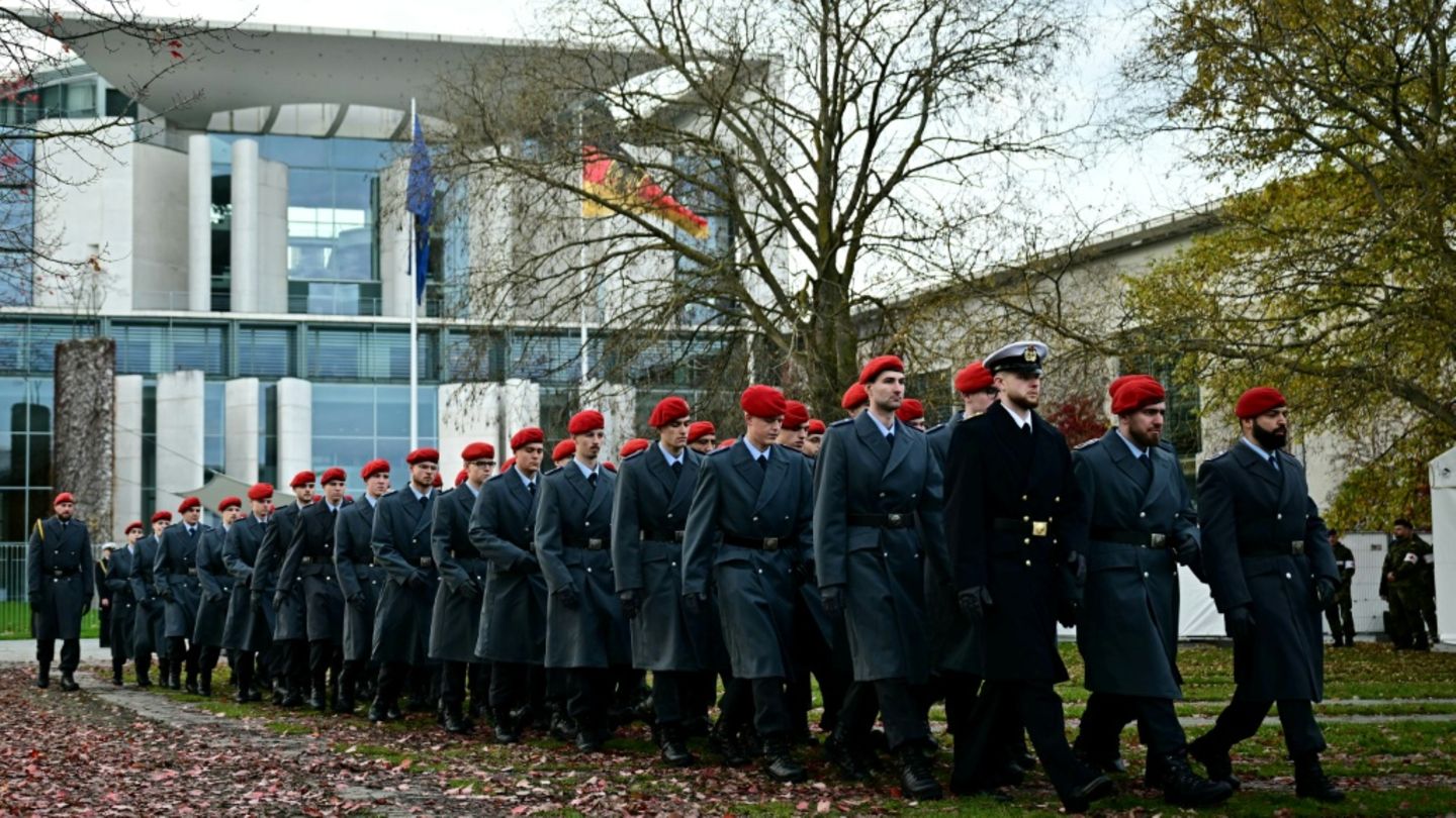 Soldaten vor Kanzleramt
