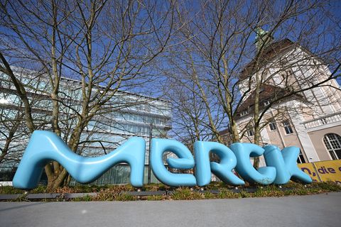 Der Merck-Konzer hat im dritten Quartal überraschend viel verdient (Archivbild) Foto: Arne Dedert/dpa