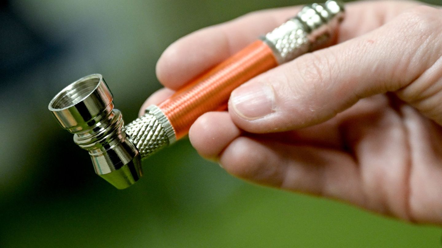 Meistens wird Crack in einer Pfeife geraucht, in seltenen Fällen wird es gespritzt. Foto: Britta Pedersen/dpa