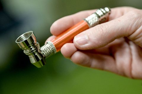 Meistens wird Crack in einer Pfeife geraucht, in seltenen Fällen wird es gespritzt. Foto: Britta Pedersen/dpa