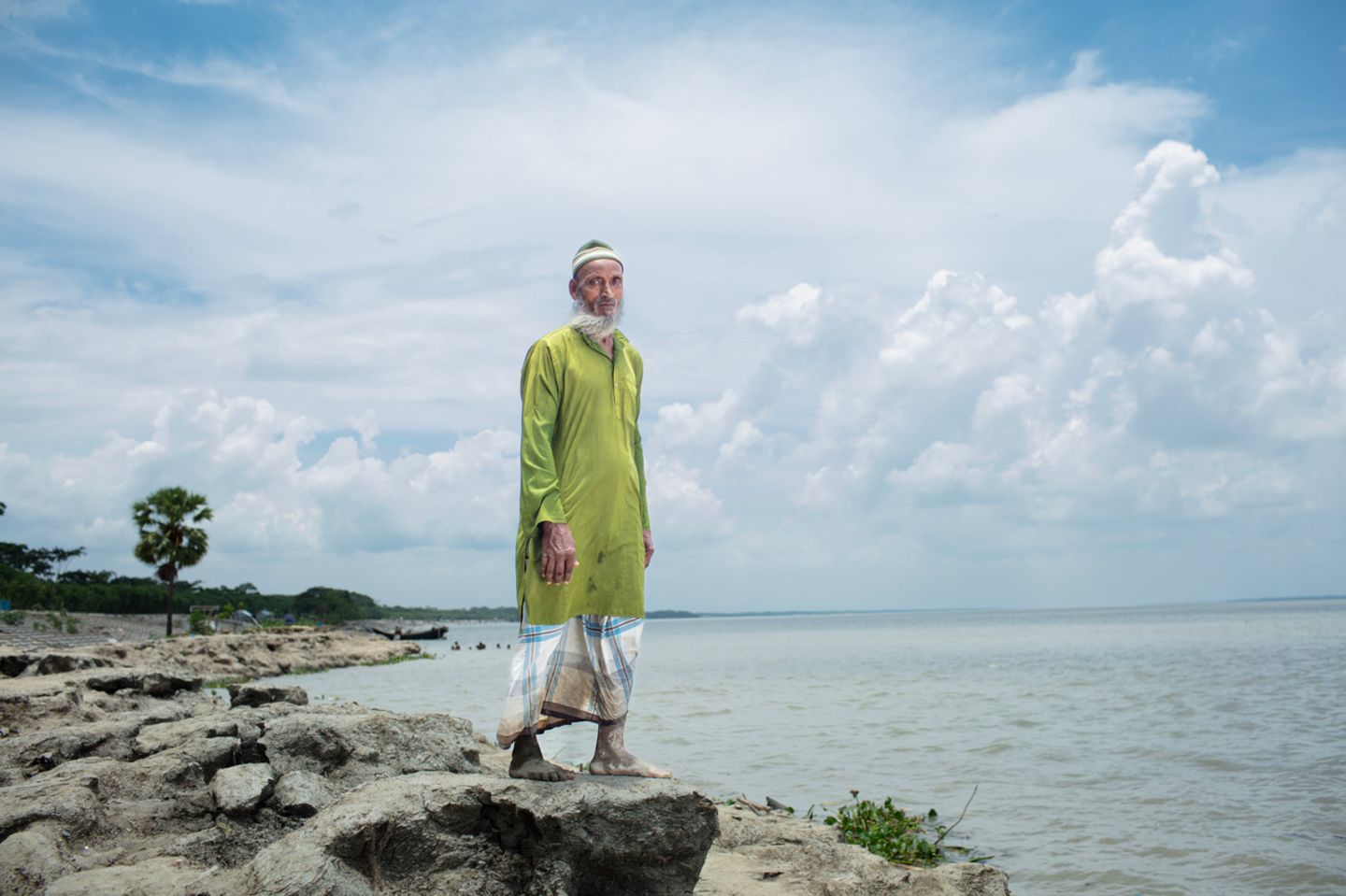 Ein Mann steht an der Meeresküste