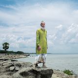 Ein Mann steht an der Meeresküste