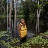 Eine Frau steht in einem Gewässer