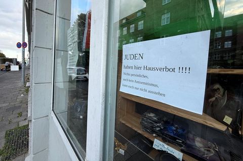 Antisemitisches Schild in Flensburger Schaufenster