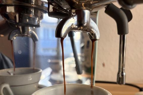 Siebträgermaschine Test: Espresso läuft aus dem Siebträger in die Tasse