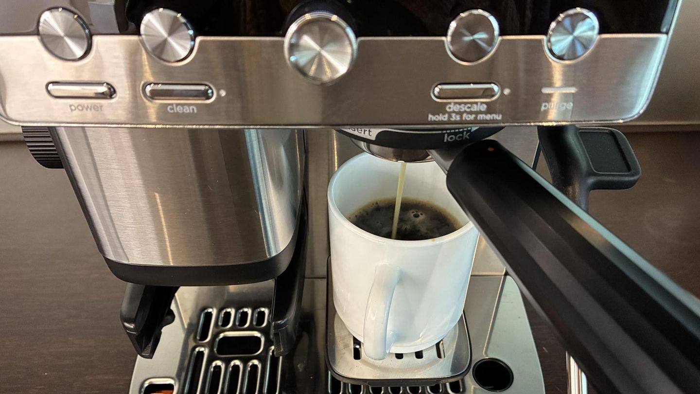 Siebträgermaschine Test: Espresso läuft aus dem Siebträger in die Tasse