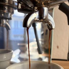 Siebträgermaschine Test: Espresso läuft aus dem Siebträger in die Tasse