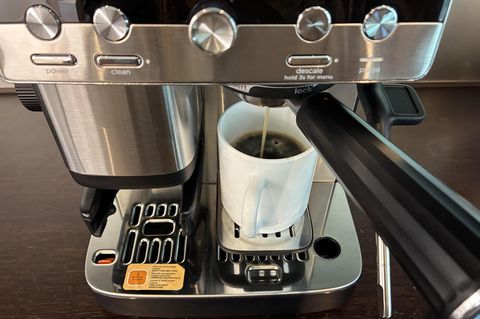 Siebträgermaschine Test: Espresso läuft aus dem Siebträger in die Tasse