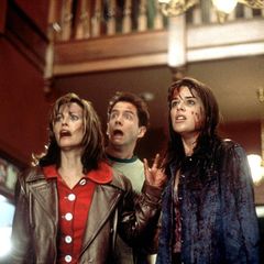 Im Teenie Slasher "Scream" spielt Neve Campbell (rechts) das sogenannte "Final Girl". In der Rolle der Sidney Prescott überlebt sie die Mordserie von Ghostface