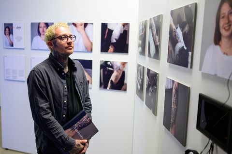 Eine Ausstellung in Lüneburg zeigt, wie Menschen ihr selbstverletzendes Verhalten überwinden können – mit Tattoos. Foto: Philipp