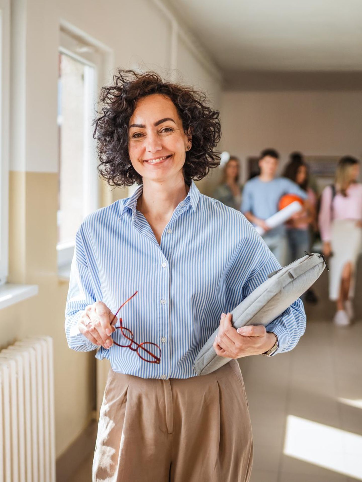 Lehrerin auf dem Flur einer Schule