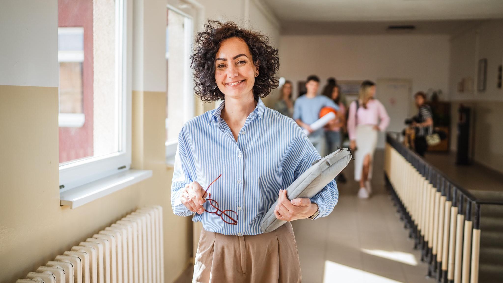 Lehrerin auf dem Flur einer Schule