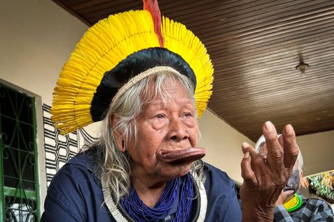 Raoni Metuktire, Hãuptling des Kayapo-Volkes, wurde in den 1980er Jahren durch eine Kampagne zum Schutz des Amazonas bekannt