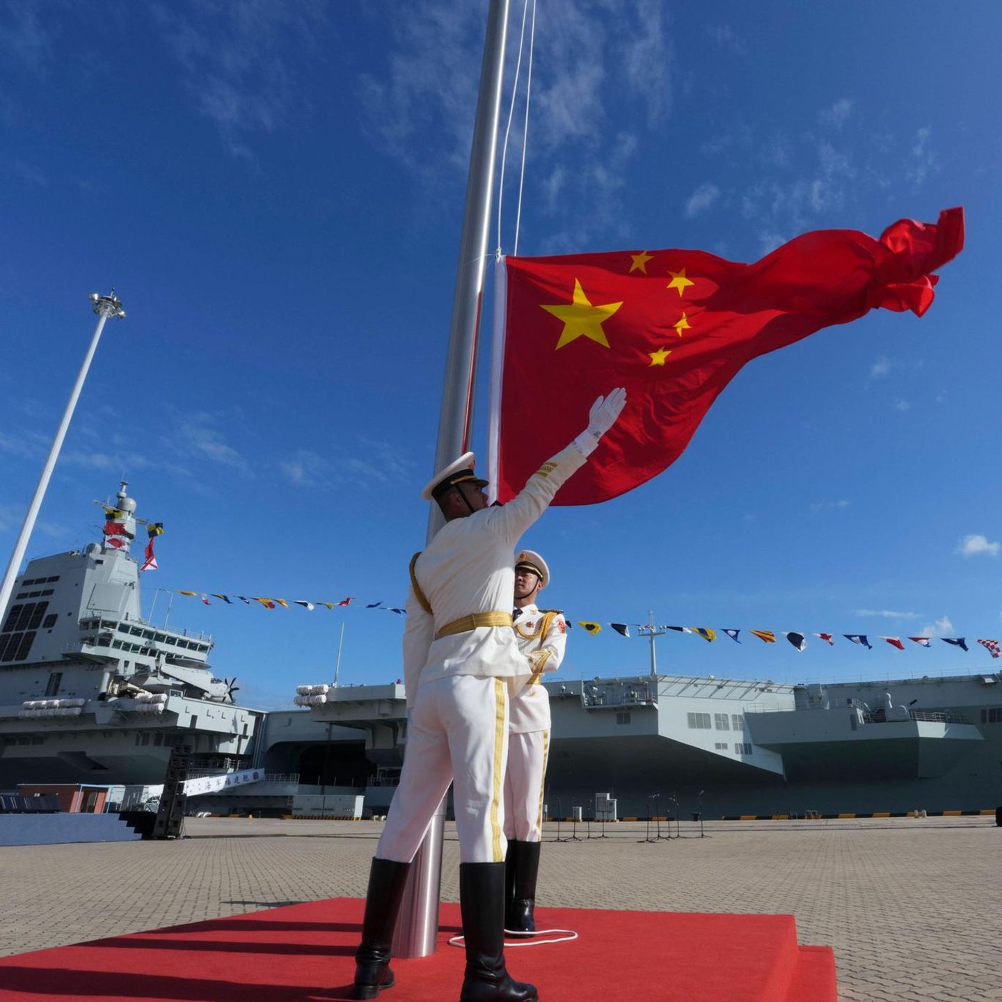 China rüste auf: Indienststellung des neuen Flugzeugträgers "Fujian" Anfang November. Das Kriegsschiff ist mit elektromagnetischen Katapulten ausgestattet