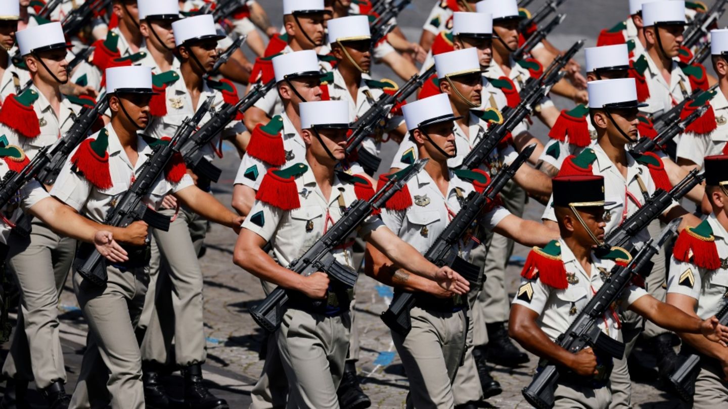 Ehrenformation von Fremdenlegionären in Paris