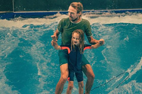 Eisbachwelle: Bjoern Richie Lob surft im Wellenwerk mit seinem Sohn