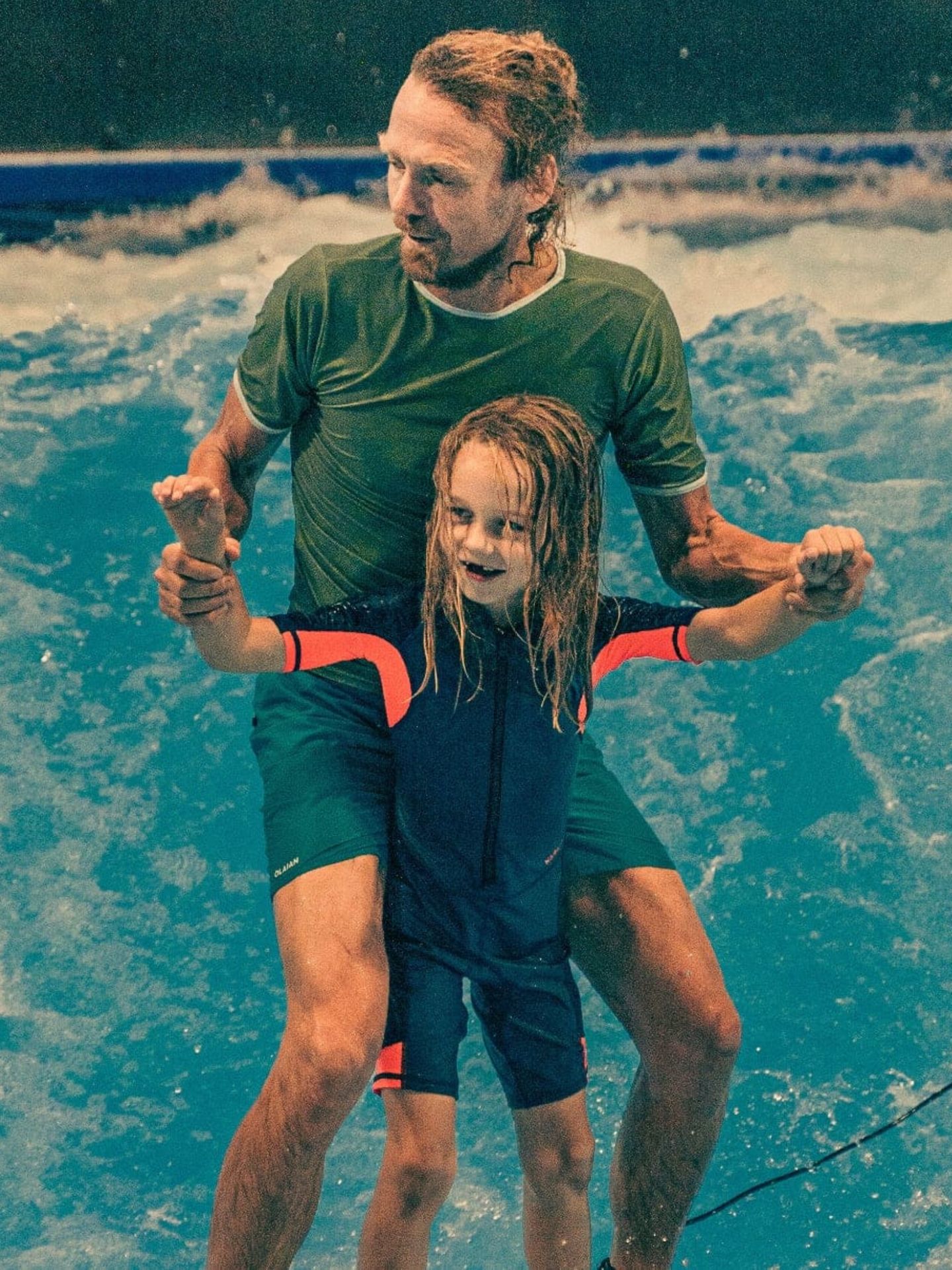 Eisbachwelle: Bjoern Richie Lob surft im Wellenwerk mit seinem Sohn