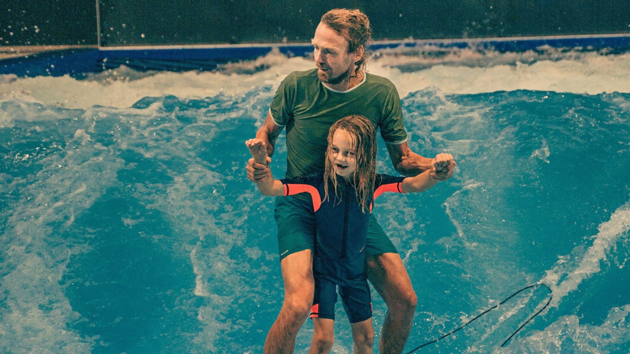 Eisbachwelle: Bjoern Richie Lob surft im Wellenwerk mit seinem Sohn